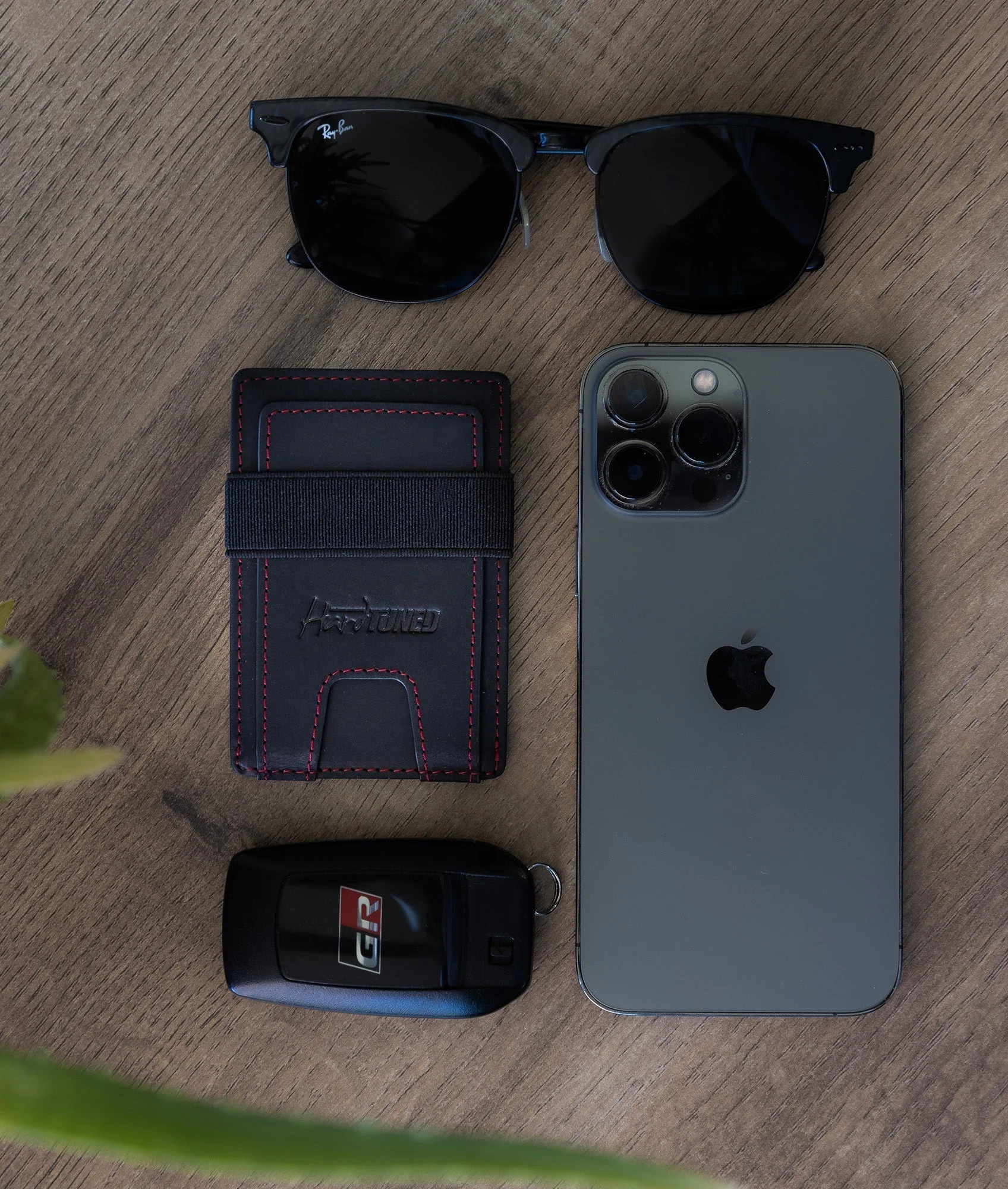 Izumiotsu Black/Red Cardholder - Image 8